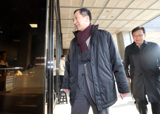 두번째 참고인 조사 받는 김기현 전 울산시장       (서울=연합뉴스) 최재구 기자 = '청와대 하명수사' 의혹을 제기한 김기현 전 울산시장이 검찰 참고인 조사를 받기 위해 16일 서울 서초구 중앙지검으로 들어서고 있다. 2019.12.16       jjaeck9@yna.co.kr